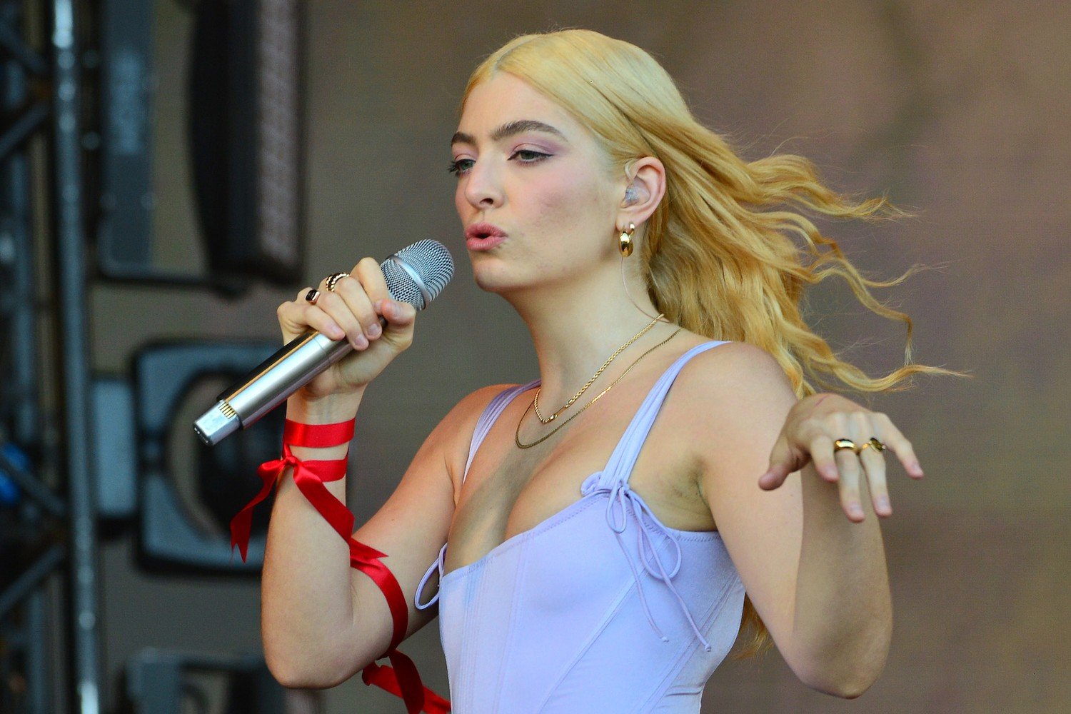 Η Lorde υπόσχεται να δείξει σύντομα το «φως μέσα της» καθώς ετοιμάζει την επιστροφή της