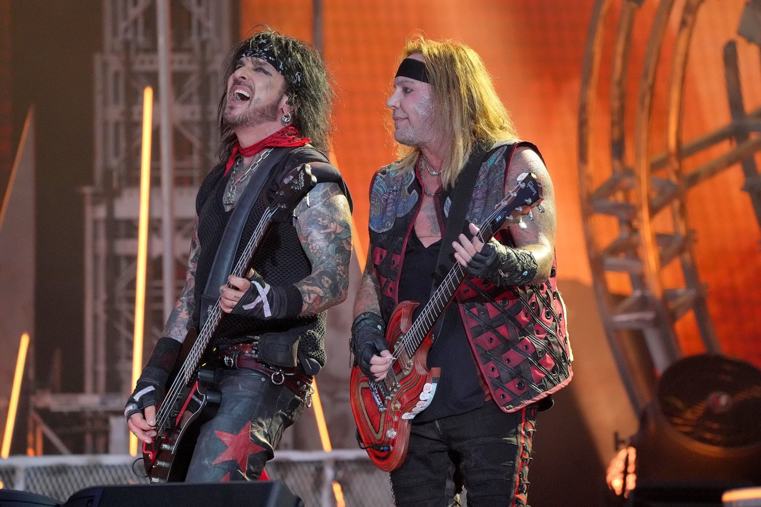 Mötley Crüe – Nikki Sixx: «Είμαι υπερήφανος για τον Vince Neil και το κουράγιο του να επιστρέψει μετά το εγκεφαλικό»