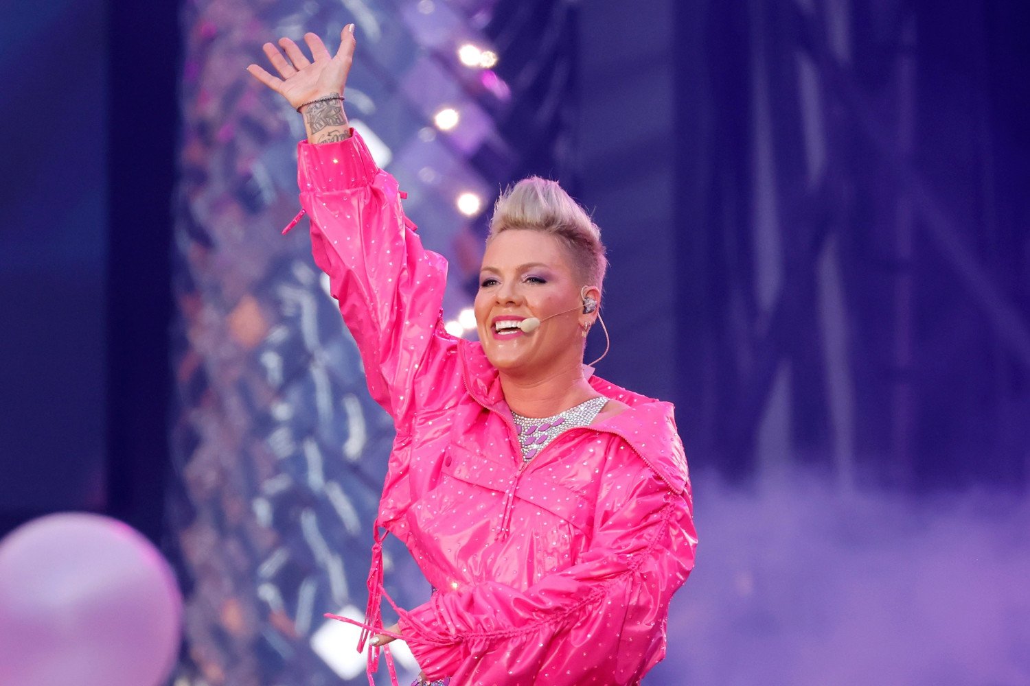 Θαυμάστρια της P!nk άρχισε να γεννάει σε συναυλία και πήγε περπατώντας στο νοσοκομείο