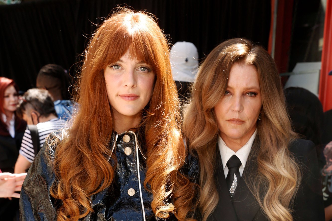 Riley Keough: Η Priscilla Presley «φυσικά και μπορεί» να ταφεί στην Graceland