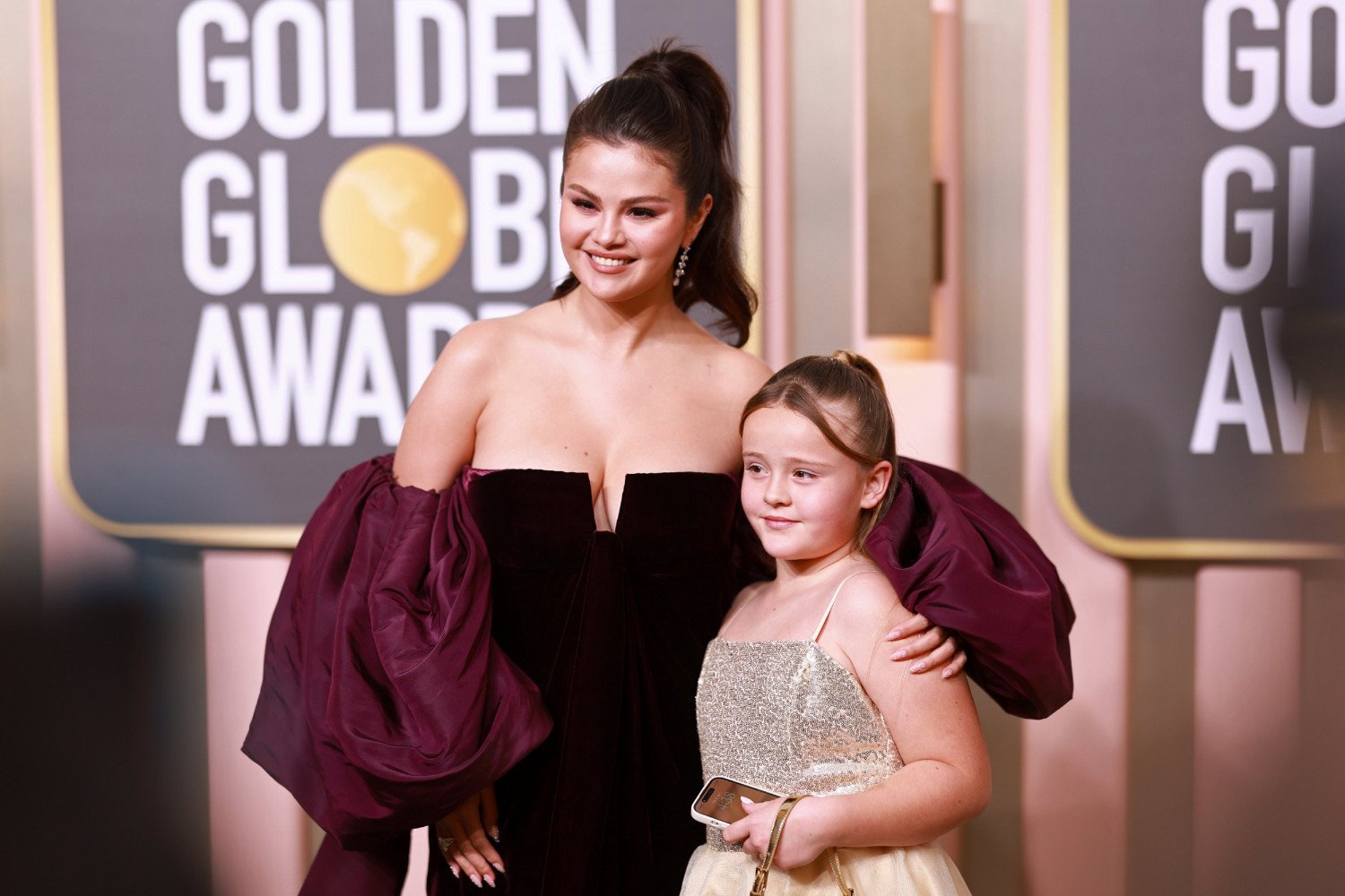 Η Selena Gomez χορεύει με την 10χρονη αδελφή της Gracie στη συναυλία της Taylor Swift