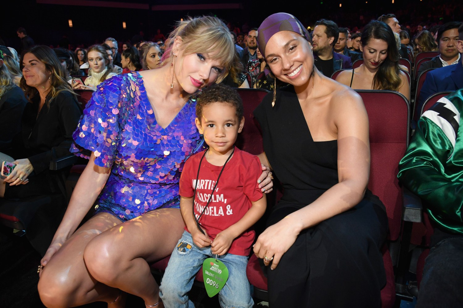 Taylor Swift: Το τρυφερό σημείωμα που έγραψε στον 8χρονο γιο της Alicia Keys Taylor Swift: Το τρυφερό σημείωμα που έγραψε στον 8χρονο γιο της Alicia Keys