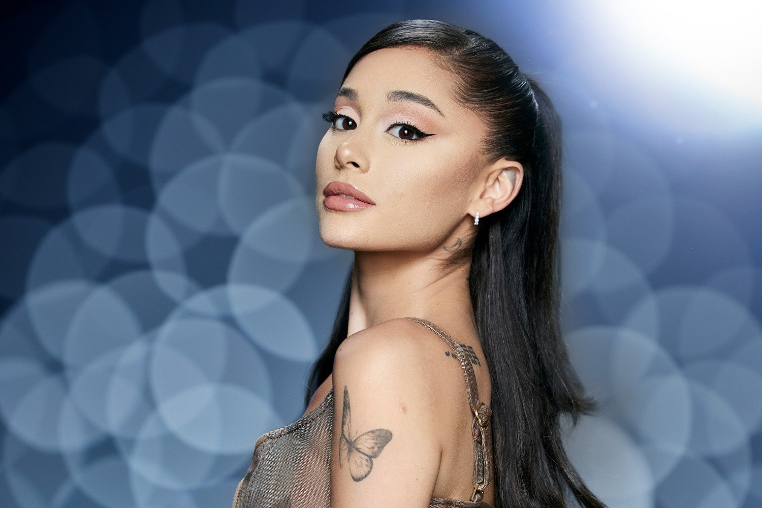 Ariana Grande: Το δικαστήριο της επιτρέπει να ζητήσει από Instagram και TikTok τα στοιχεία όσων διαρρέουν τη μουσική της