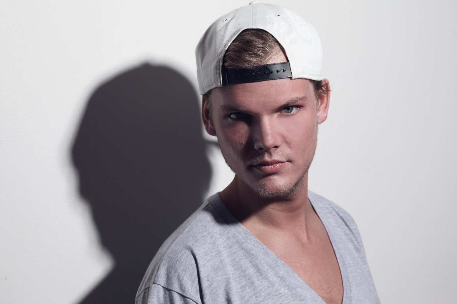 Το «True» του Avicii γιορτάζει τη 10η επέτειό του με ακυκλοφόρητο υλικό