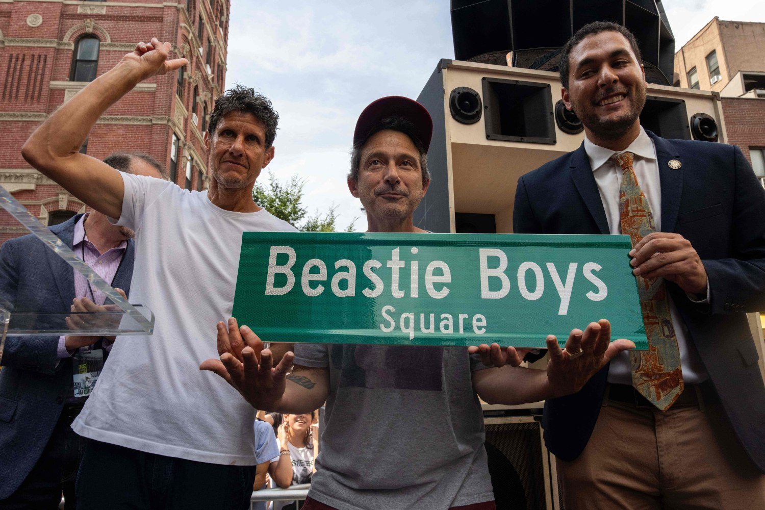Πλατεία Beastie Boys στη Νέα Υόρκη – Σε κλίμα ενθουσιασμού τα αποκαλυπτήρια
