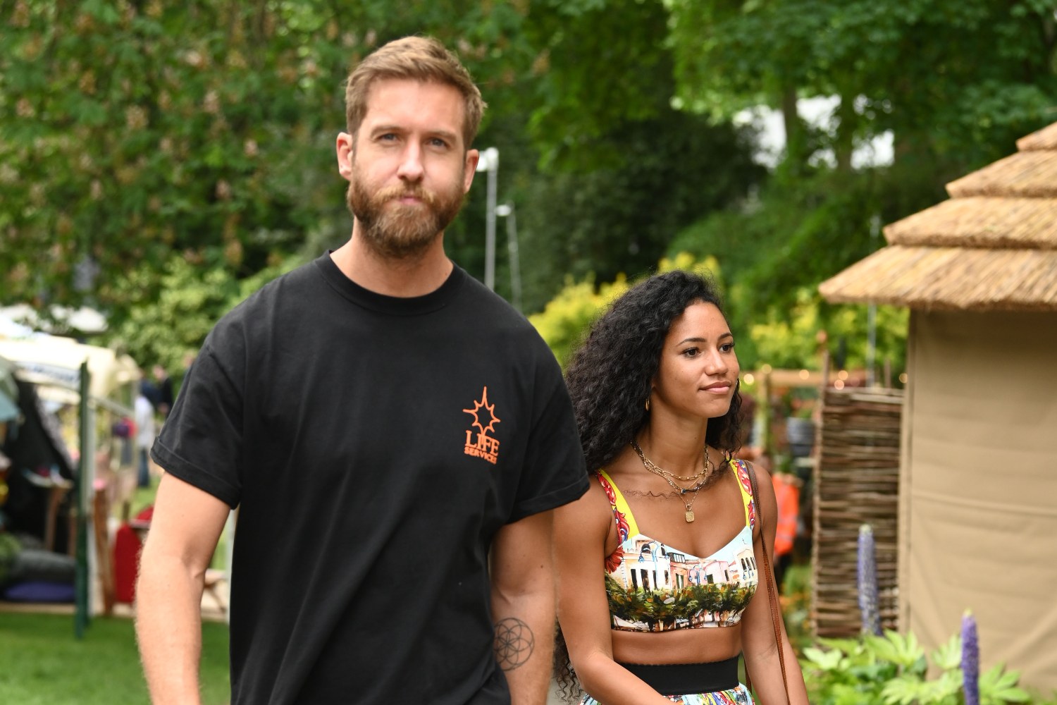 Calvin Harris: Πατέρας για πρώτη φορά – Η γέννηση του γιου του, η «υπερηρωίδα» σύζυγος και η ανάρτηση με τον πλακούντα που έγινε viral