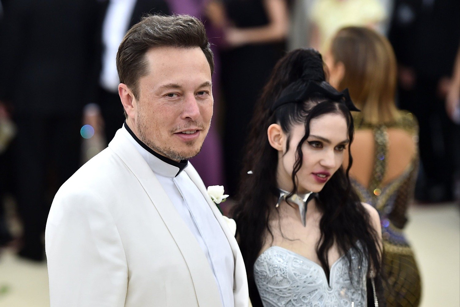 Ο Elon Musk εισέβαλε με όπλο σε ηχογράφηση της Grimes