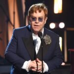 Elton John: «Είναι αρρωστημένο» – Ξεσπά κατά των media για την παραβίαση της οικογενειακής ζωής του