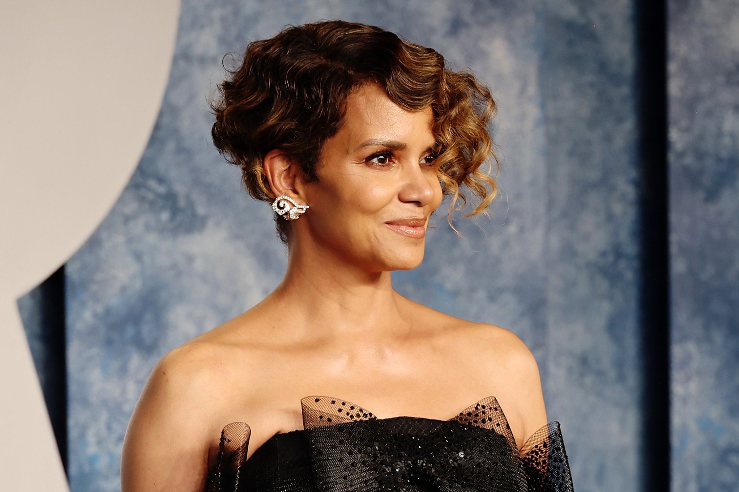 Halle Berry: Ο Drake χρησιμοποίησε χωρίς άδεια τη φωτογραφία της για το εξώφυλλο του «Slime You Out»