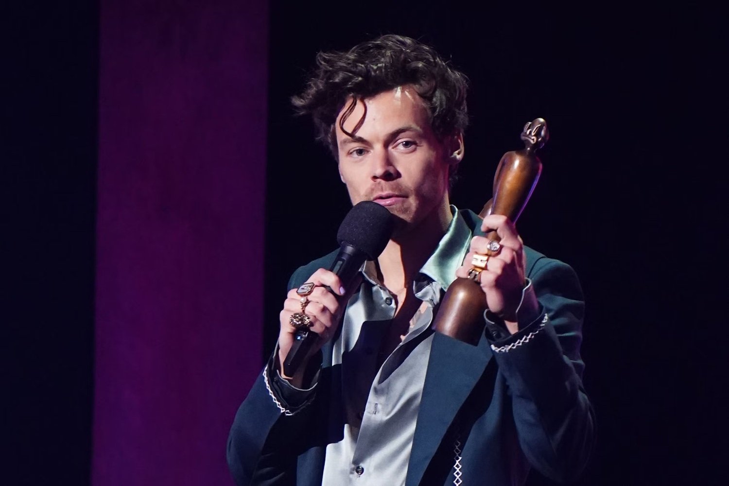 Ο Harry Styles επιστρέφει στα BRIT Awards για μία εμφάνιση που θα καθηλώσει