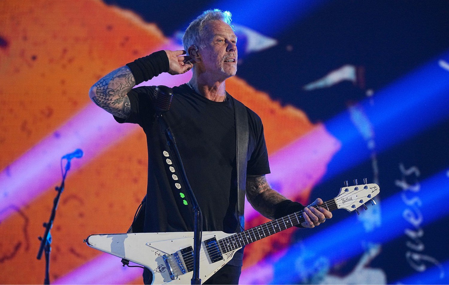 Ο James Hetfield των Metallica διαβάζει μία κλασική χριστουγεννιάτικη ιστορία – Η metal βρίσκει τη θαλπωρή του τζακιού