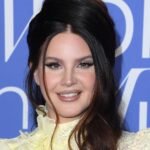 Η Lana Del Rey εύχεται το άλμπουμ της να ήταν τόσο viral όσο η εμφάνισή της ως σερβιτόρα σε κατάστημα