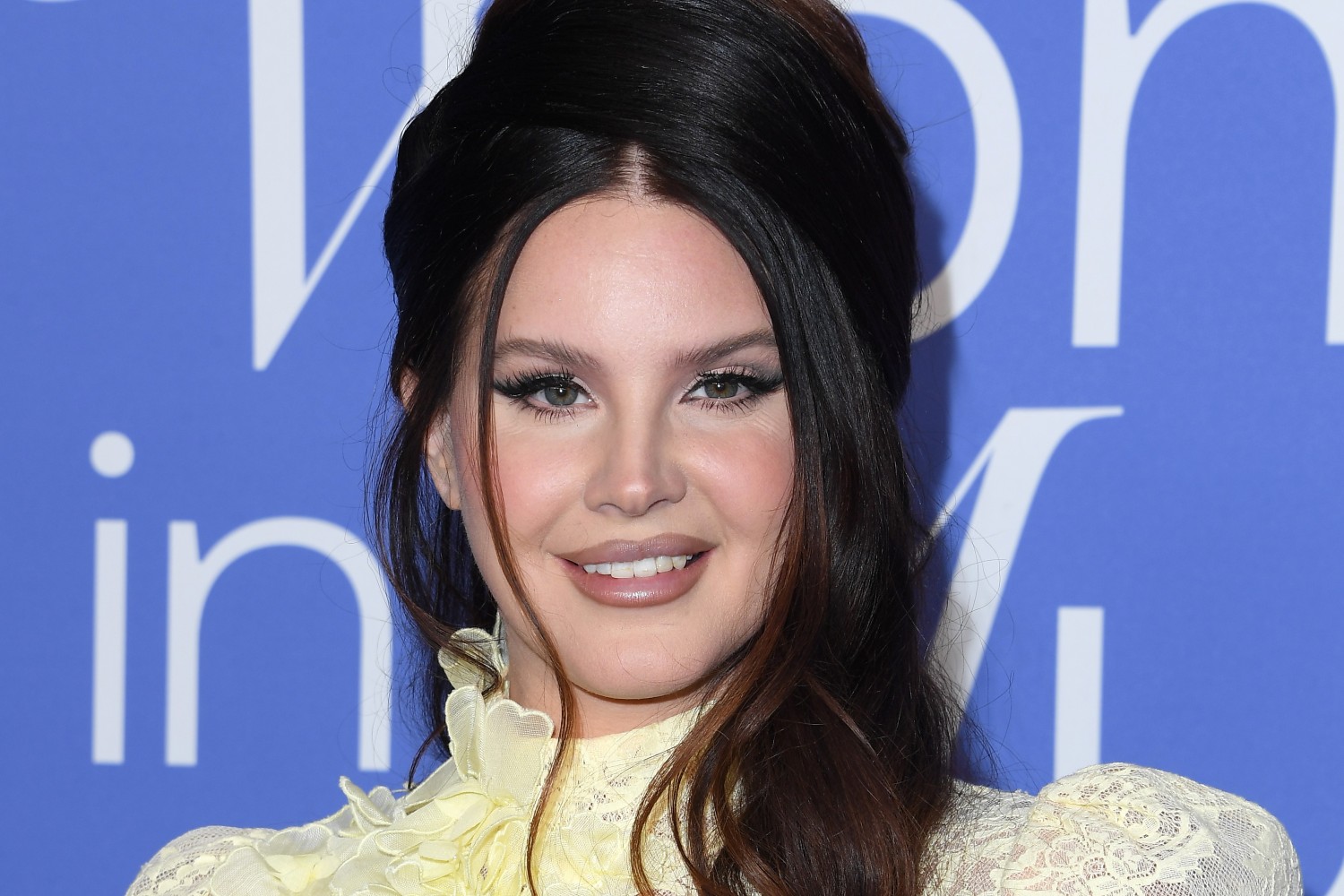 Η Lana Del Rey εύχεται το άλμπουμ της να ήταν τόσο viral όσο η εμφάνισή της ως σερβιτόρα σε κατάστημα