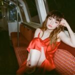 Η Lauren Mayberry των CHVRCHES κυκλοφορεί το πρώτο σόλο τραγούδι της «Are You Awake?»