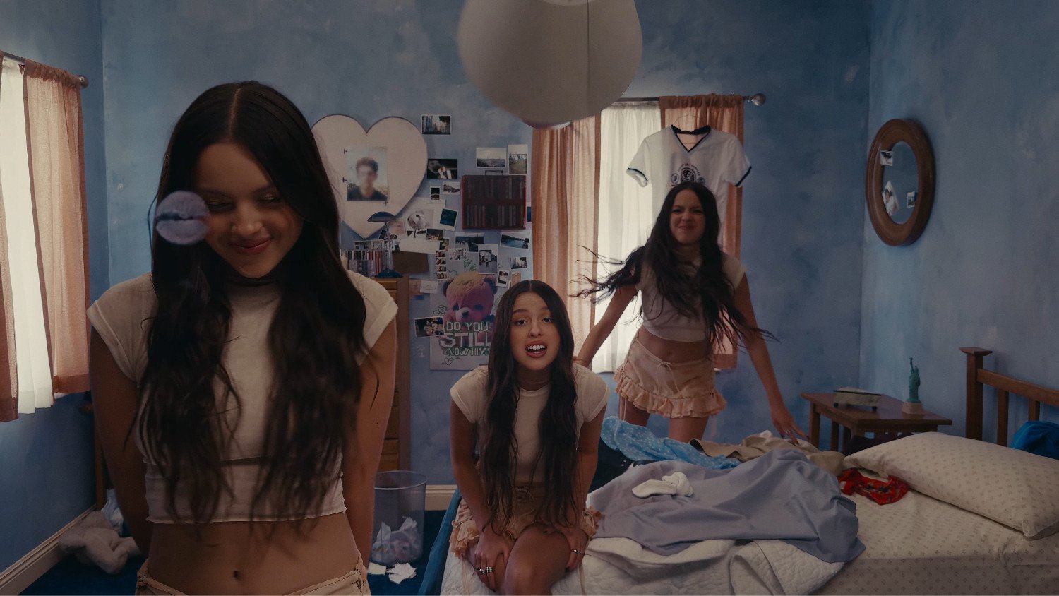 Η Olivia Rodrigo προκαλεί χάος στο music video του «Get Him Back!»