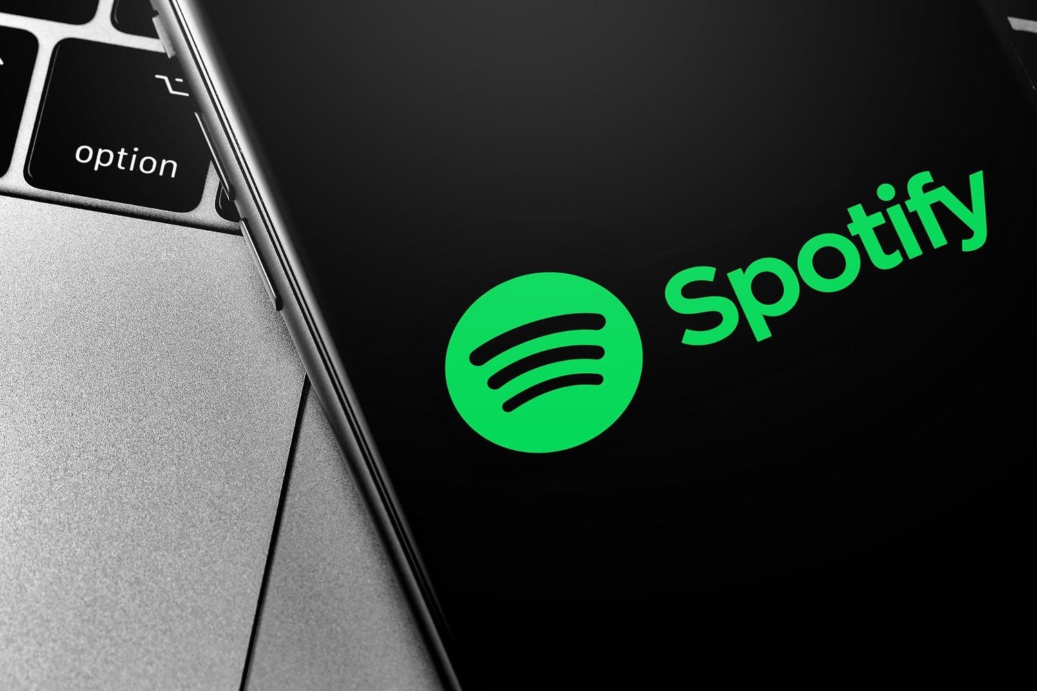 Spotify: Αφαίρεσε 500.000 streams από το «Earrings» του Malcolm Todd λόγω ύποπτων στοιχημάτων