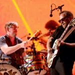 Οι The Black Keys αποθεώνουν τους Oasis: «Έχουν μεταμορφώσει την Ευρώπη»