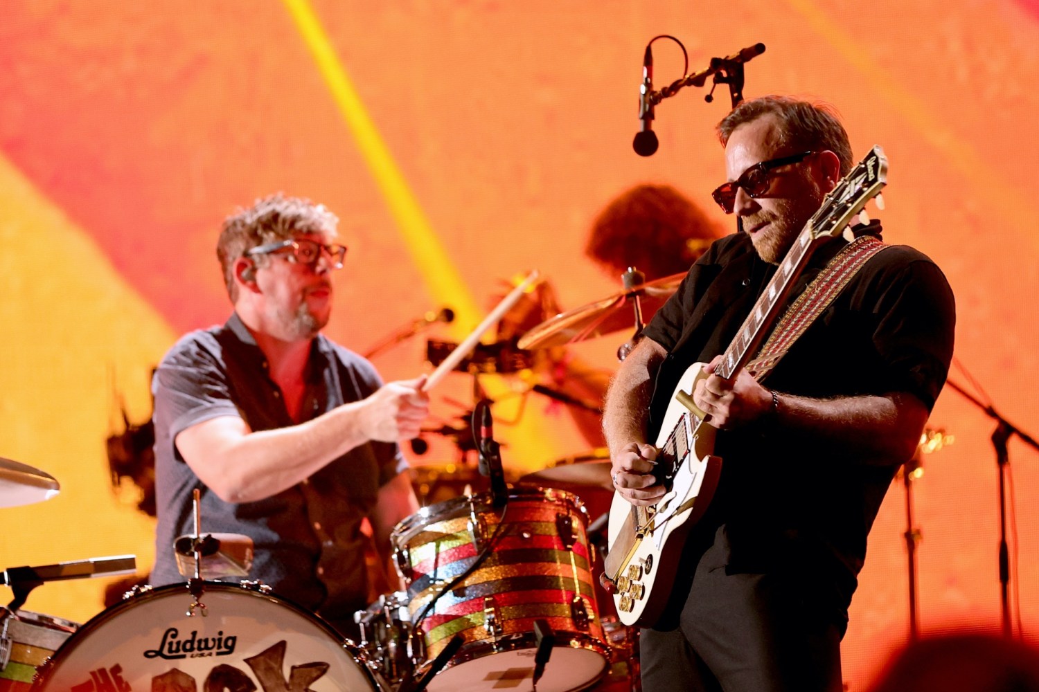 Οι The Black Keys αποθεώνουν τους Oasis: «Έχουν μεταμορφώσει την Ευρώπη»