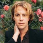 Ο Tom Odell κυκλοφορεί το συναισθηματικά φορτισμένο τραγούδι «Black Friday»