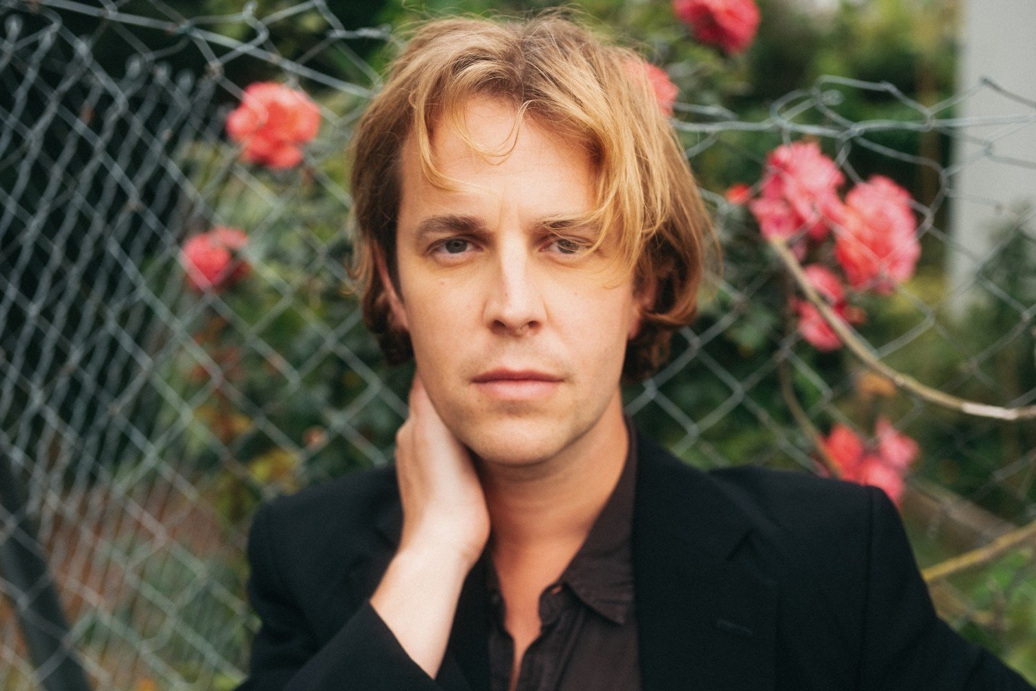 Ο Tom Odell κυκλοφορεί το συναισθηματικά φορτισμένο τραγούδι «Black Friday»