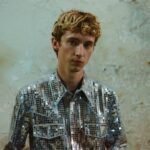 Ο Troye Sivan γιορτάζει τα 10 χρόνια του «Blue Neighbourhood» με δύο bonus tracks