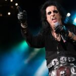Alice Cooper: Ένα υπογεγραμμένο άλμπουμ ως rock ‘n’ roll «ευχαριστώ» στον άνθρωπο που βρήκε τη χαμένη του πιστωτική κάρτα