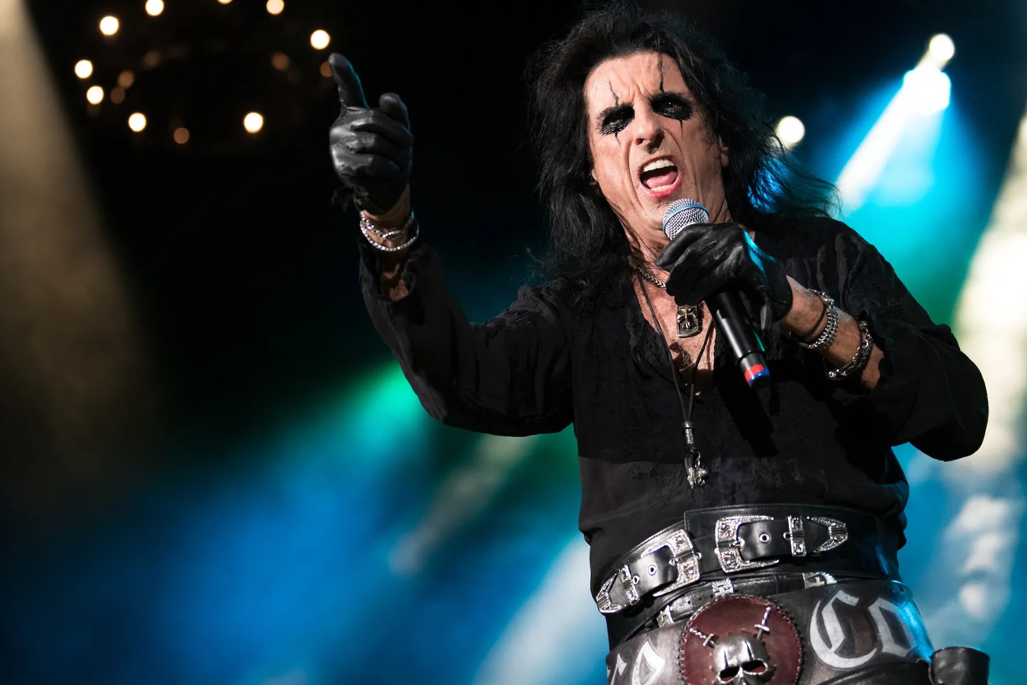 Alice Cooper: Ένα υπογεγραμμένο άλμπουμ ως rock ‘n’ roll «ευχαριστώ» στον άνθρωπο που βρήκε τη χαμένη του πιστωτική κάρτα