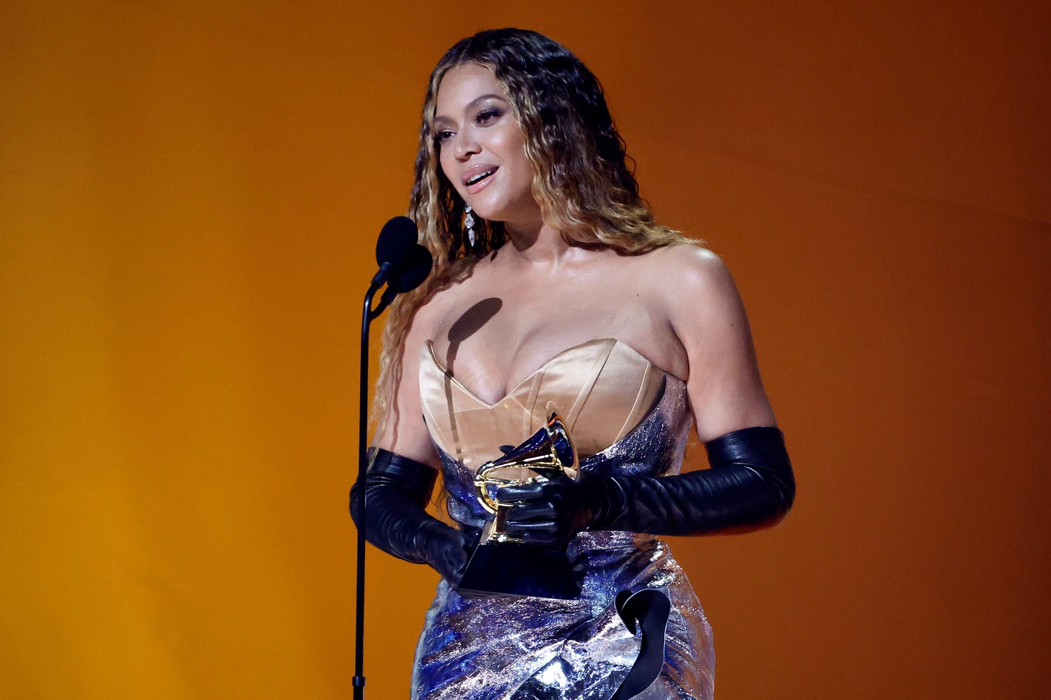 Ο πατέρας της Beyoncé κατηγορεί την Columbia Records για την «αδικία» των Grammy
