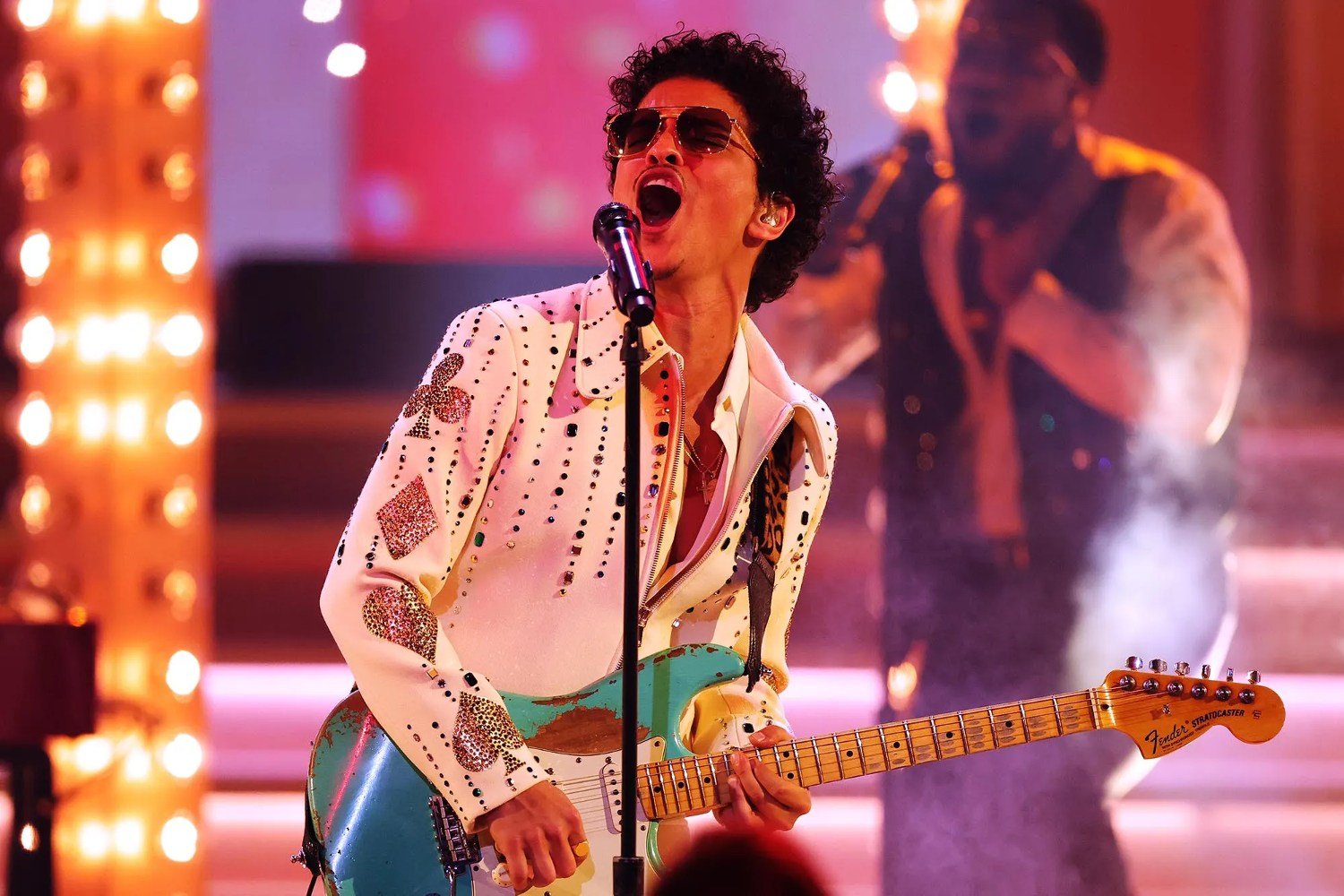 Ο Bruno Mars ανεβαίνει στη σκηνή των Grammy 2026 και δίνει ραντεβού με την ιστορία