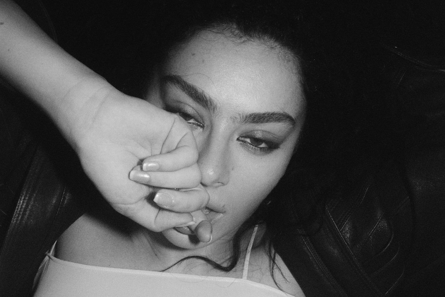 Η Charli XCX μπαίνει στο κάδρο με τους Martin Scorsese, Marc Jacobs και John Cale στο νέο εξώφυλλο του «Music, Fashion, Film»