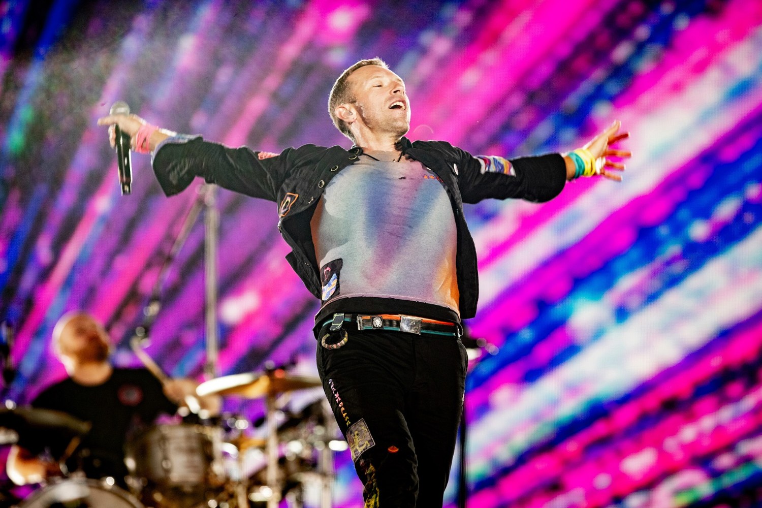 Ο Chris Martin εξηγεί το μήνυμα των Coldplay: «Προσπαθούμε να κρατήσουμε ψηλά τη σημαία της αγάπης ως προσέγγιση στα πάντα»