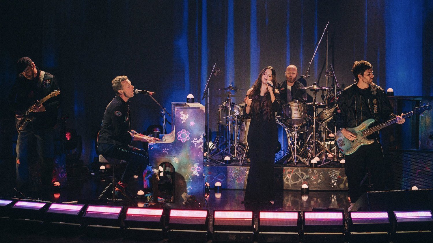 Coldplay και Selena Gomez τραγούδησαν μαζί στη σκηνή το «Let Somebody Go»