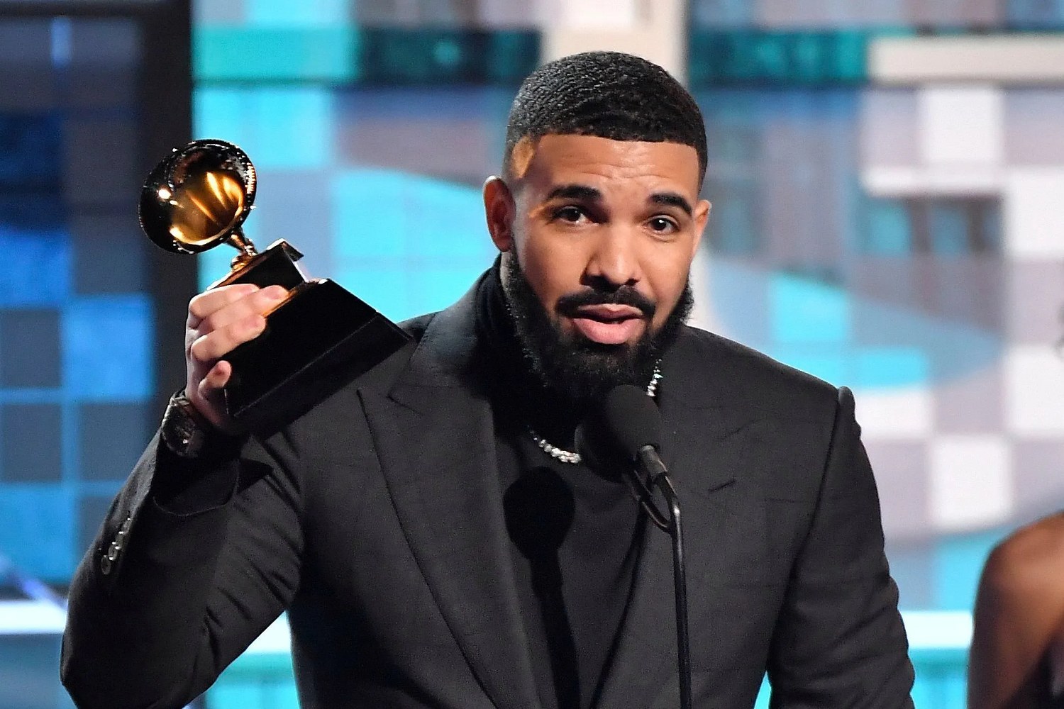 Ο Drake επιτίθεται ξανά στα Grammy: «Δεν υπαγορεύουν τίποτα στον κόσμο μας»