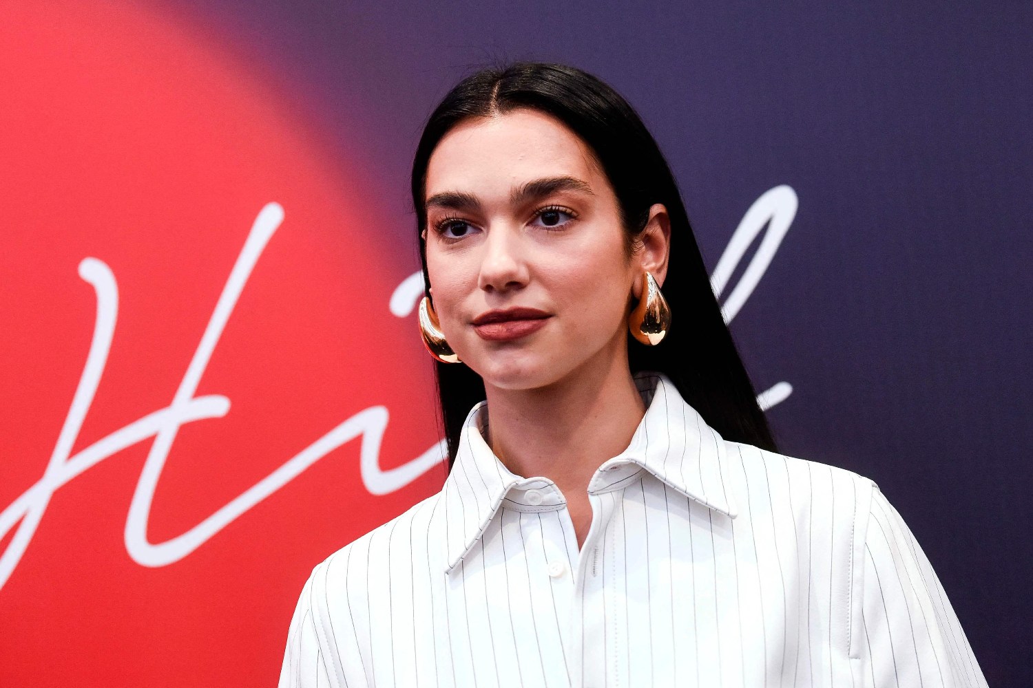 Dua Lipa, Massive Attack και Primal Scream καλούν το Ηνωμένο Βασίλειο να «τερματίσει τη συνενοχή» στις φρικαλεότητες στη Γάζα