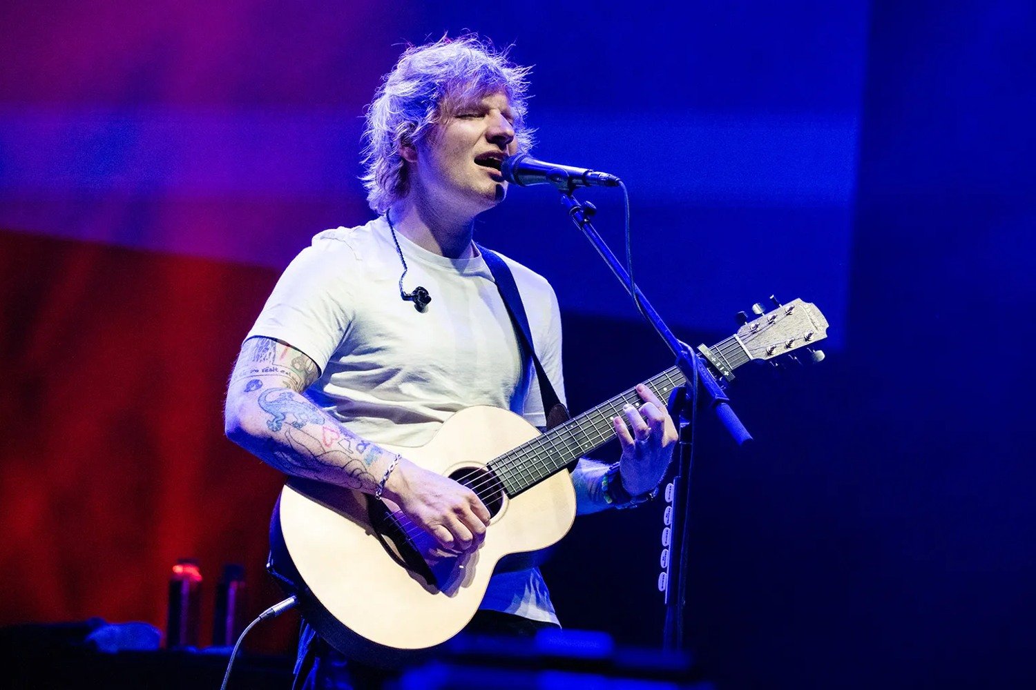 Ed Sheeran: Ο Chris Hemsworth έπαιξε ντραμς σε συναυλία του στη Ρουμανία