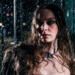 Η Holly Humberstone παρουσιάζει το πρώτο άλμπουμ της «Paint My Bedroom Black»