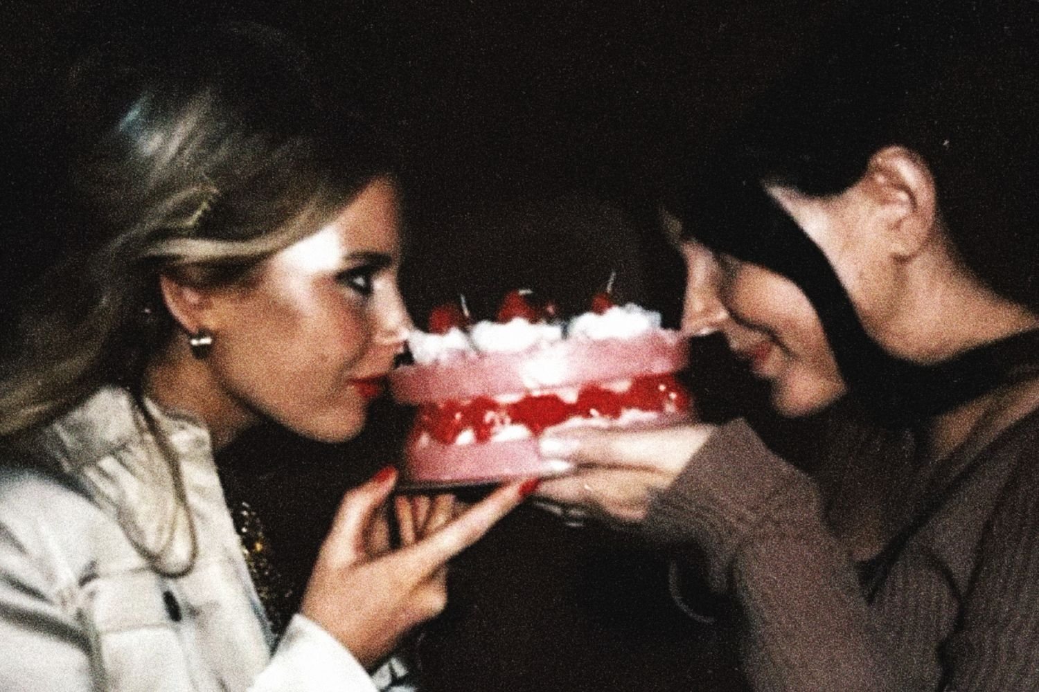 Η Lana Del Rey συναντά τη Holly Macve στο «Suburban House»