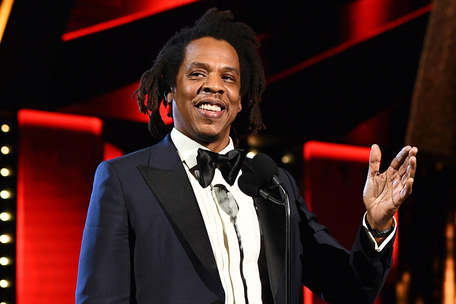 Jay-Z: Όταν το «Reasonable Doubt» συνάντησε την απόρριψη – Πώς οι κλειστές πόρτες των δισκογραφικών έχτισαν μία αυτοκρατορία