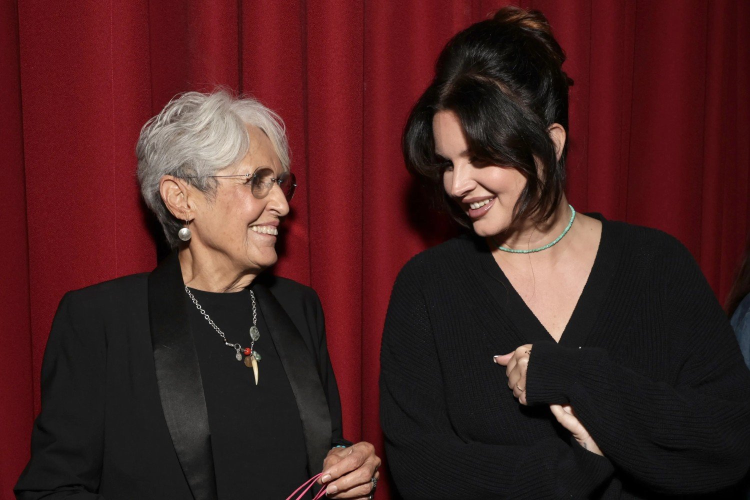 Lana Del Rey: Η Joan Baez είναι «η πιο σκληρή γυναίκα που έχω γνωρίσει»