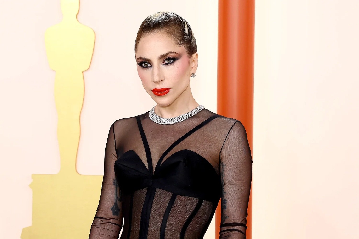 Lady Gaga: Σχολιάζει την εμφάνισή της με τον R. Kelly στο «SNL» και την αποτυχία του «Joker 2»