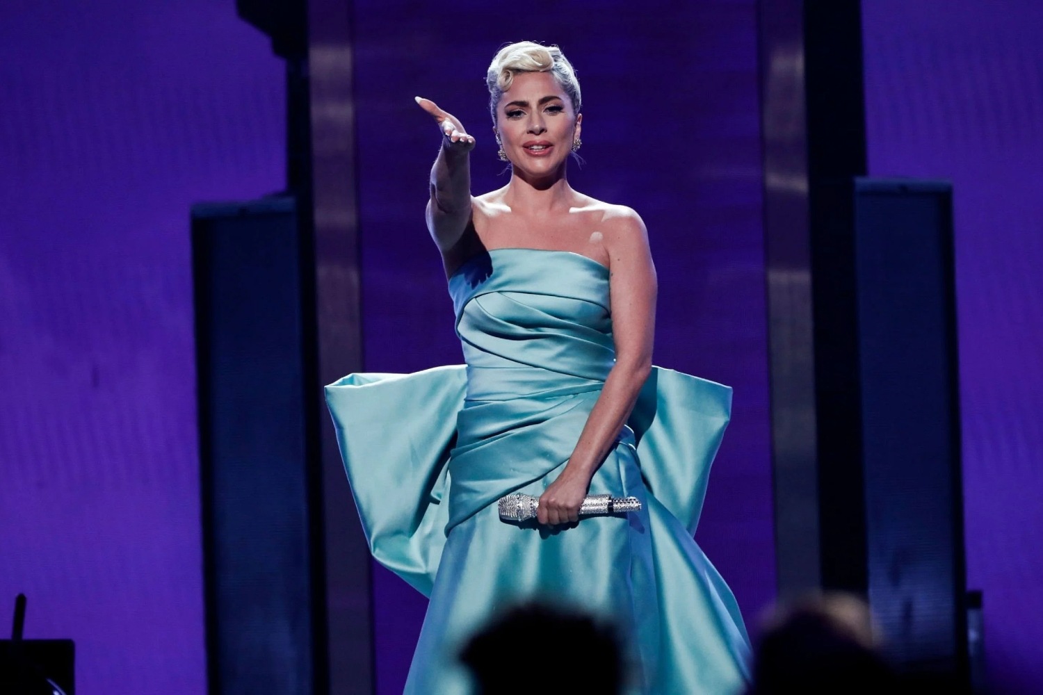 Η Lady Gaga τραγουδά το εμβληματικό «Won’t You Be My Neighbor» του Mister Rogers και συγκινεί