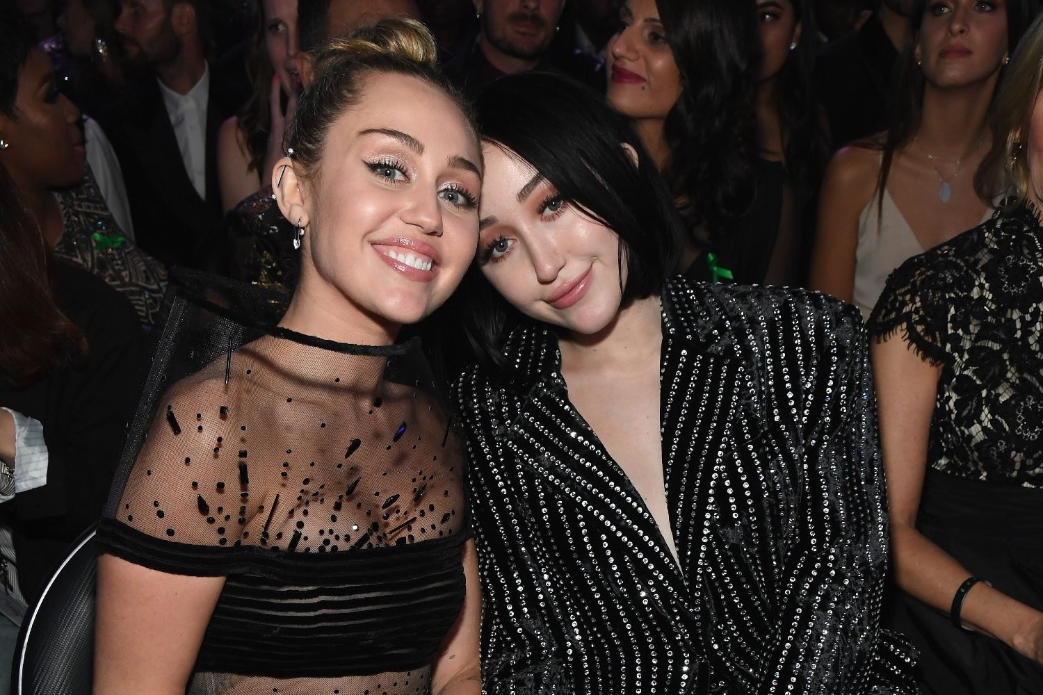 Noah Cyrus: Τα μαθήματα ζωής που έμαθε από την αδελφή της Miley Cyrus