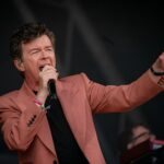 Rick Astley: Γιατί δεν θα βαρεθεί ποτέ το «Never Gonna Give You Up» – «Ο Θεός να ευλογεί αυτό το τραγούδι»