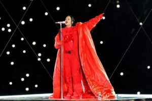 Η Rihanna επέστρεψε στη σκηνή: Η εμφάνιση με τον γιο της Riot σε συναυλία του A$AP Rocky