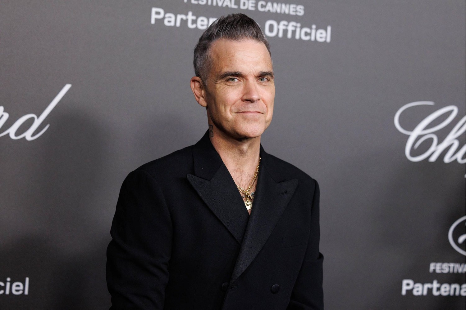 Robbie Williams: Γιατί τον υποδύεται ένας πίθηκος στη βιογραφική ταινία του «Better Man»