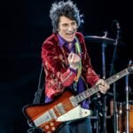 Ronnie Wood: Γιορτάζει 50 χρόνια στους Rolling Stones και ζωγραφίζει την ιστορία του με τη συλλογή «Paint It Black»