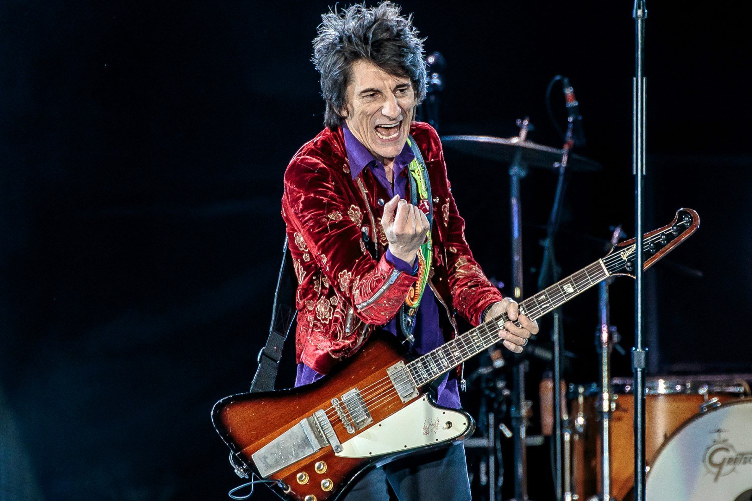 Ronnie Wood: Γιορτάζει 50 χρόνια στους Rolling Stones και ζωγραφίζει την ιστορία του με τη συλλογή «Paint It Black»