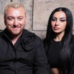 Charli XCX: Αποδοκιμάζει τα «αποκαρδιωτικά» σχόλια κατά του Sam Smith