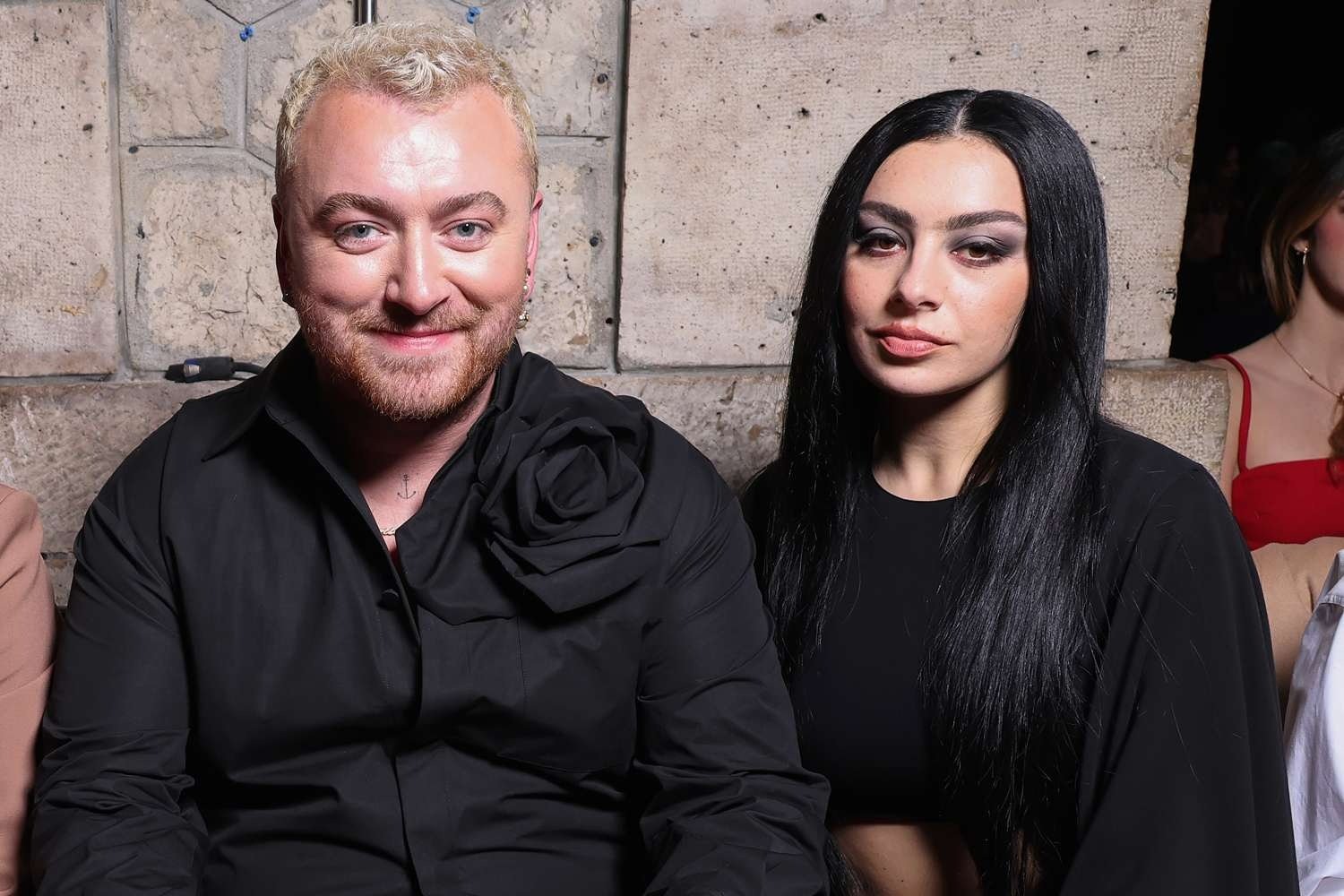 Charli XCX: Αποδοκιμάζει τα «αποκαρδιωτικά» σχόλια κατά του Sam Smith