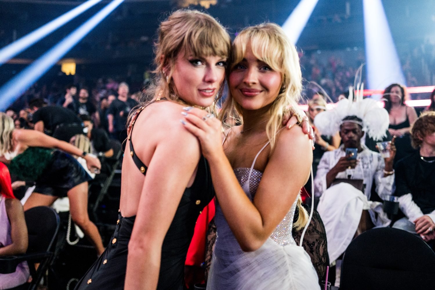 Η Sabrina Carpenter αποθεώνει την Taylor Swift για το ιστορικό ρεκόρ πωλήσεων του «The Life Of A Showgirl» Η Sabrina Carpenter αποθεώνει την Taylor Swift για το ιστορικό ρεκόρ πωλήσεων του «The Life Of A Showgirl»
